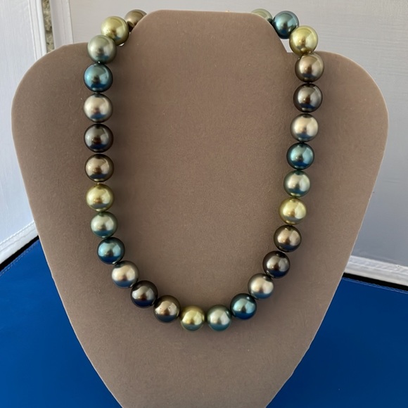 BEAUTIFUL STRAND OF MULTICOLOR SHELL PEARLS - Picture 1 of 13